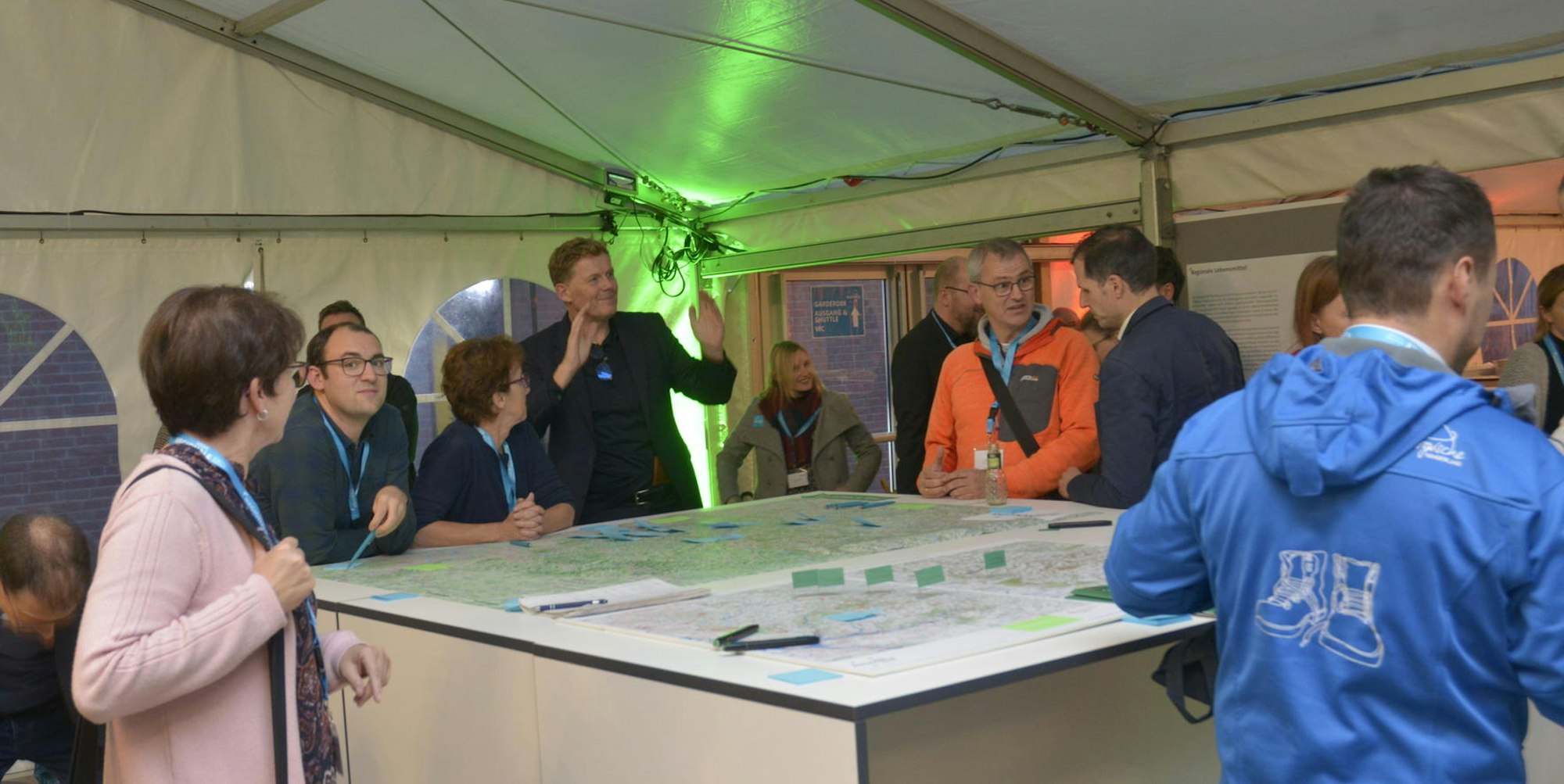 Dr. Reimar Molitor steht an einem Tisch und erklärt seine Pläne.