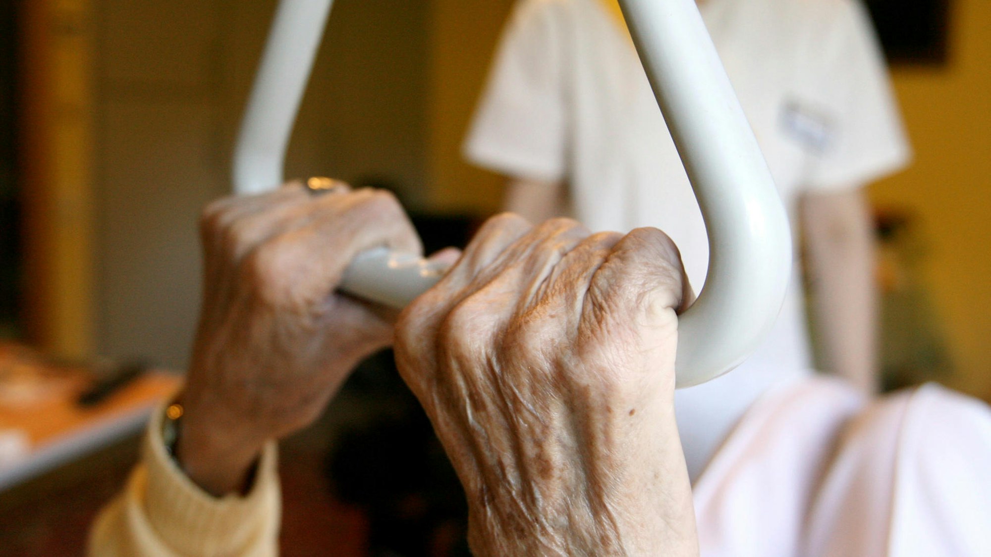 Eine Frau liegt in einem Krankenbett.