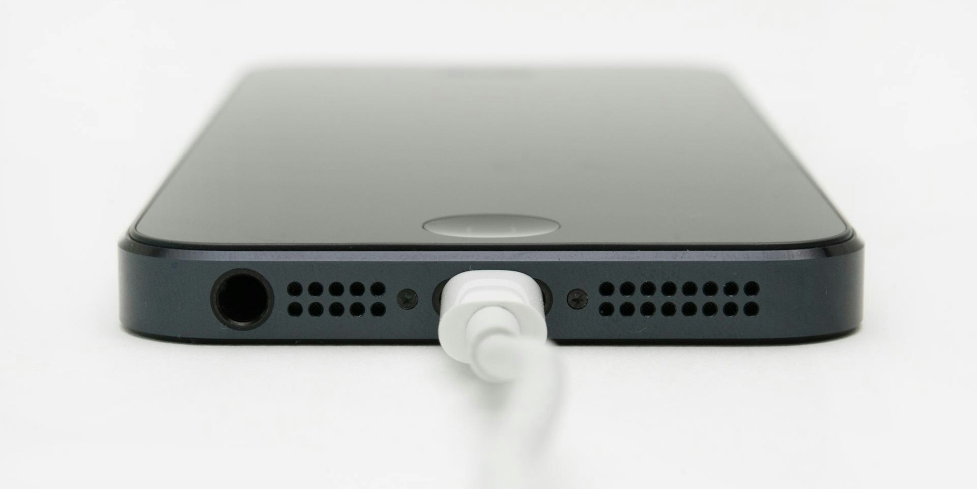 Ein iPhone hängt am Ladegerät