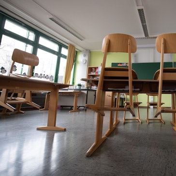 leeres Klassenzimmer 080221