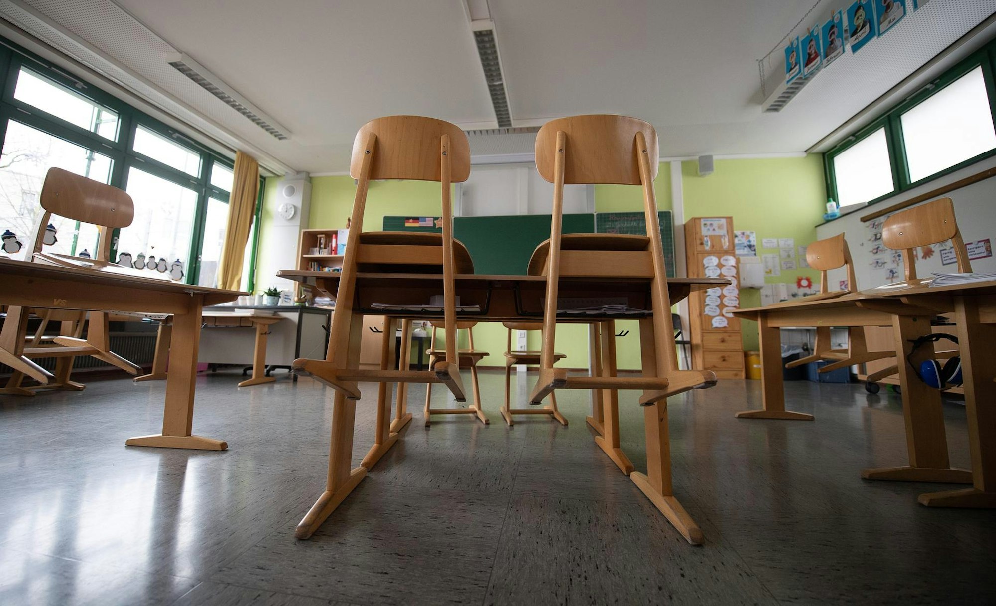 leeres Klassenzimmer 080221