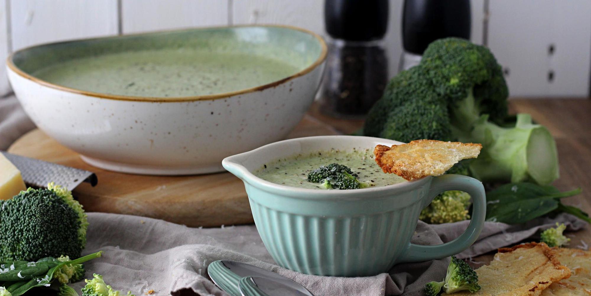 brokkolisuppe mit parmesancracker