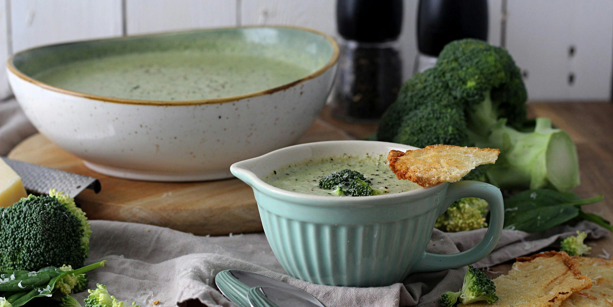 brokkolisuppe mit parmesancracker