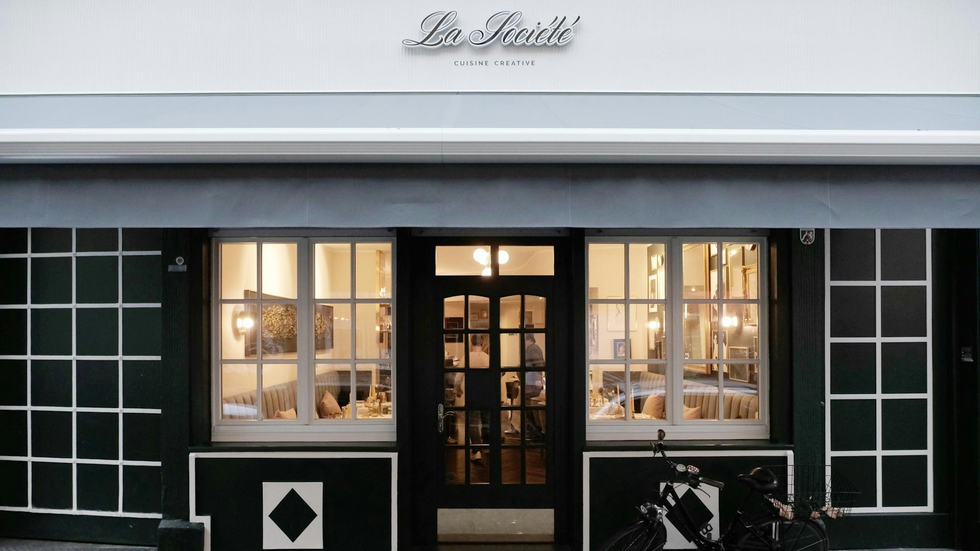 „La Societe“ von außen.