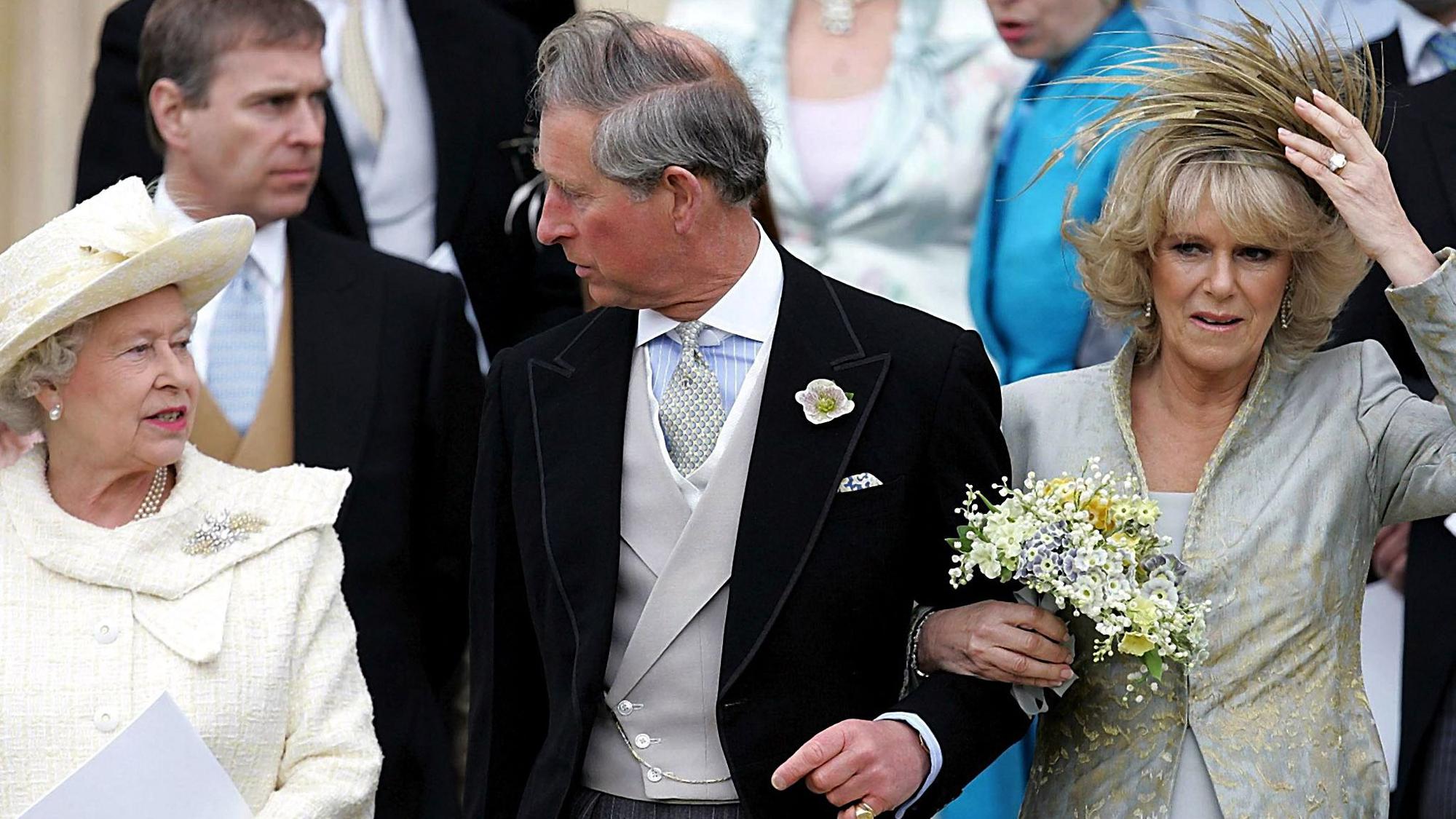 Königin Elizabeth II., der damalige Prinz Charles und Camilla bei der Hochzeit 2005.