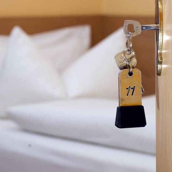 Hotelzimmer_Zimmerschlüssel_Hotel_dpa