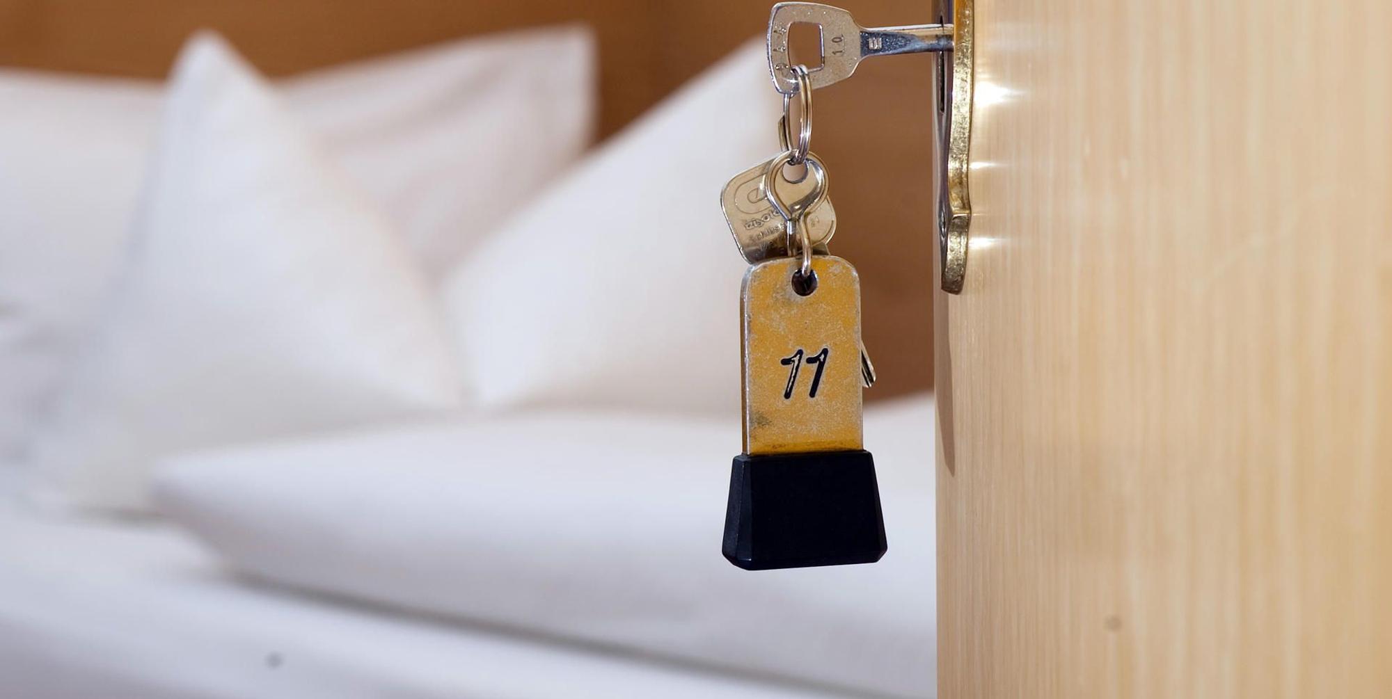 Hotelzimmer_Zimmerschlüssel_Hotel_dpa