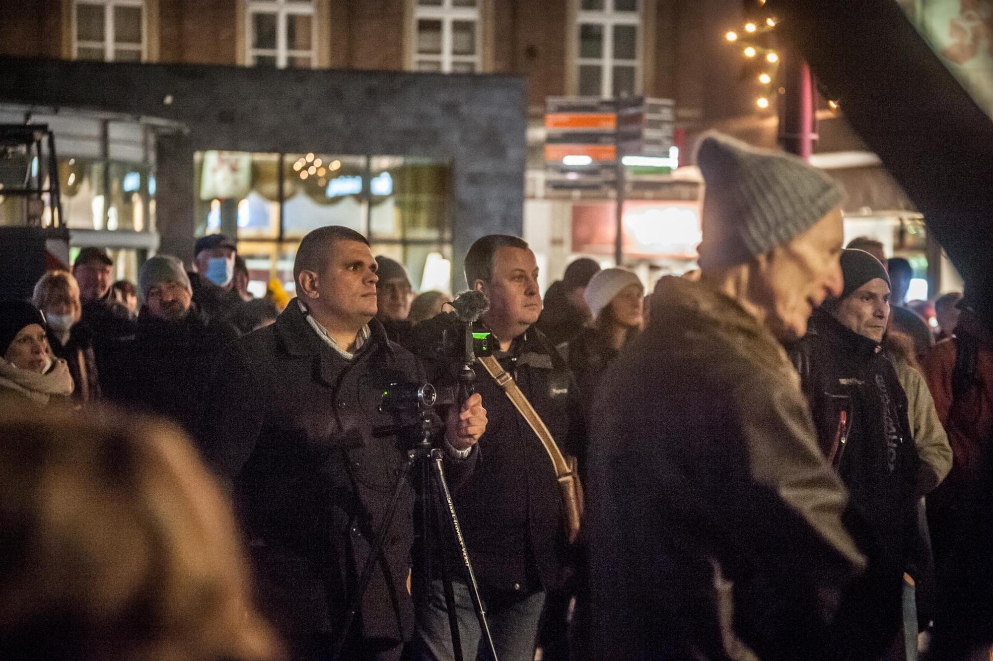 Der Neonazi Alexander Kurth mit einer Kamera auf der Demo in Opladen.