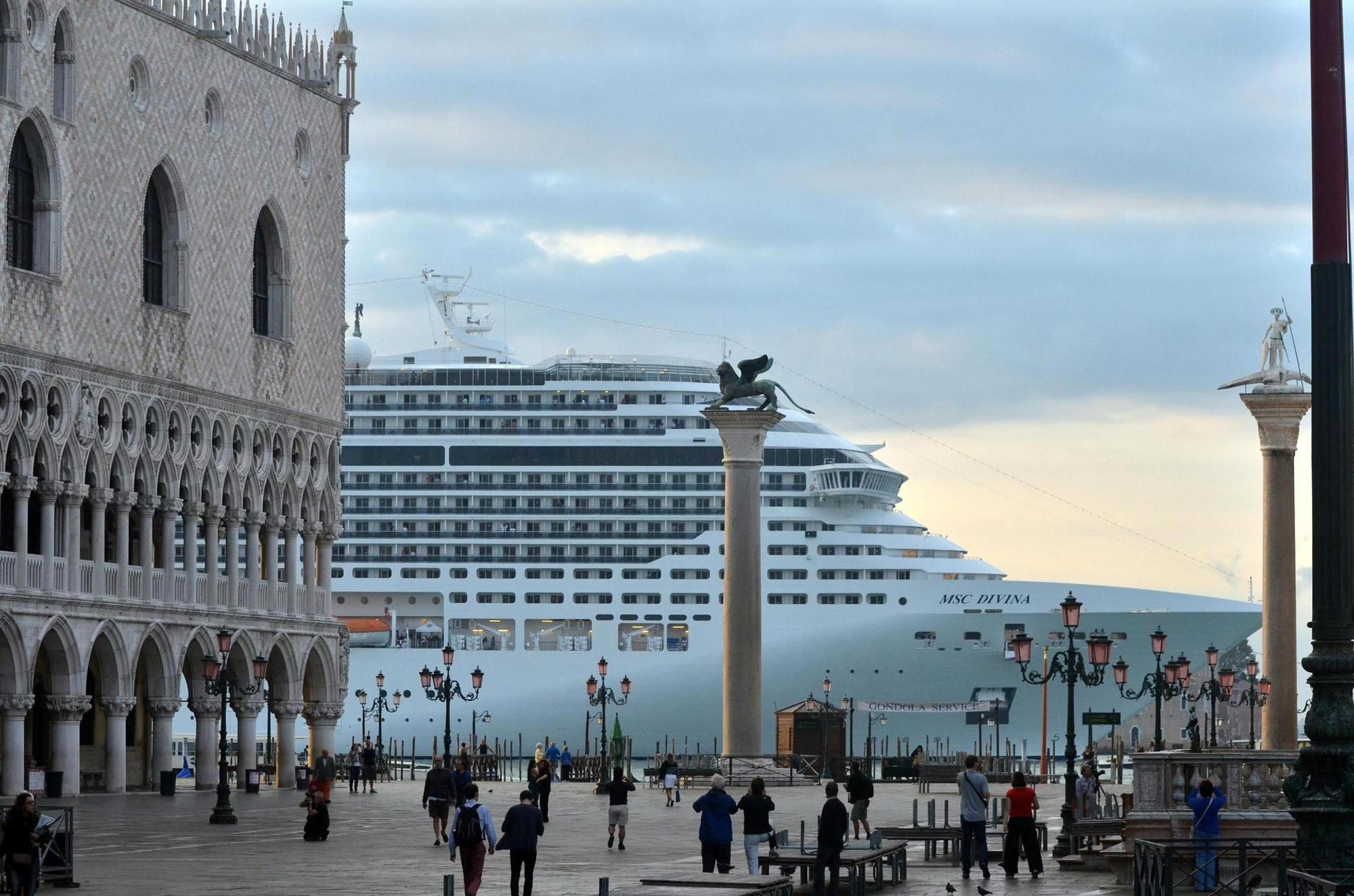 Kreuzfahrtschiff_in_Venedig