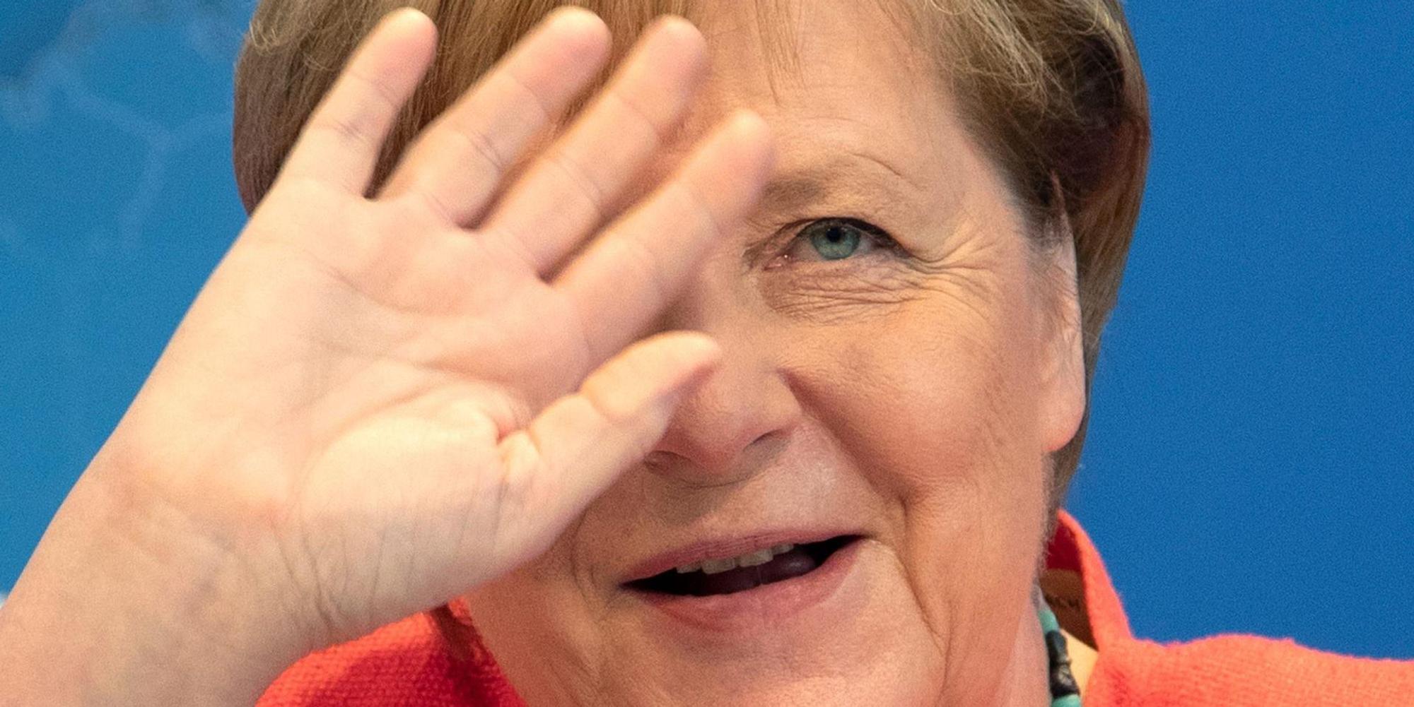 Merkel winkt