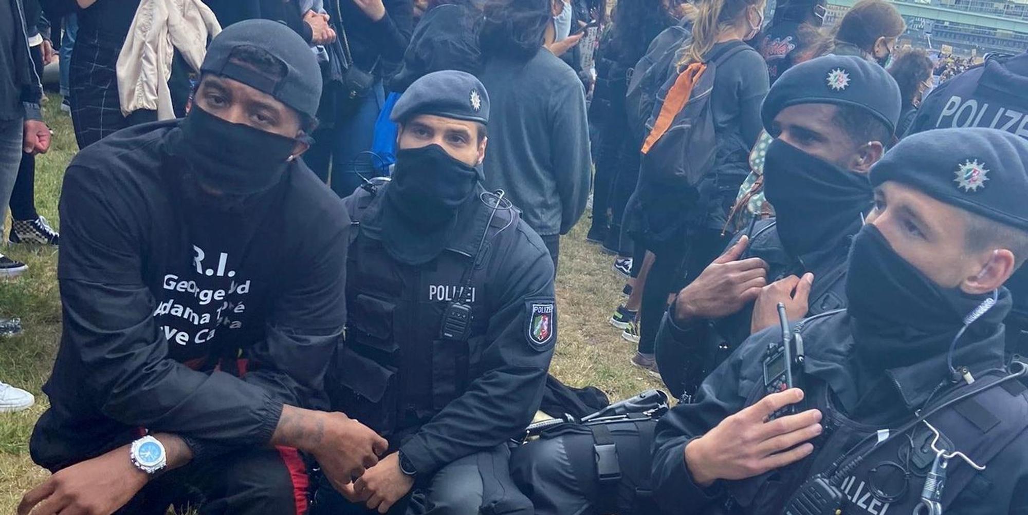 Kniende Polizisten 1 Credit Mvouika