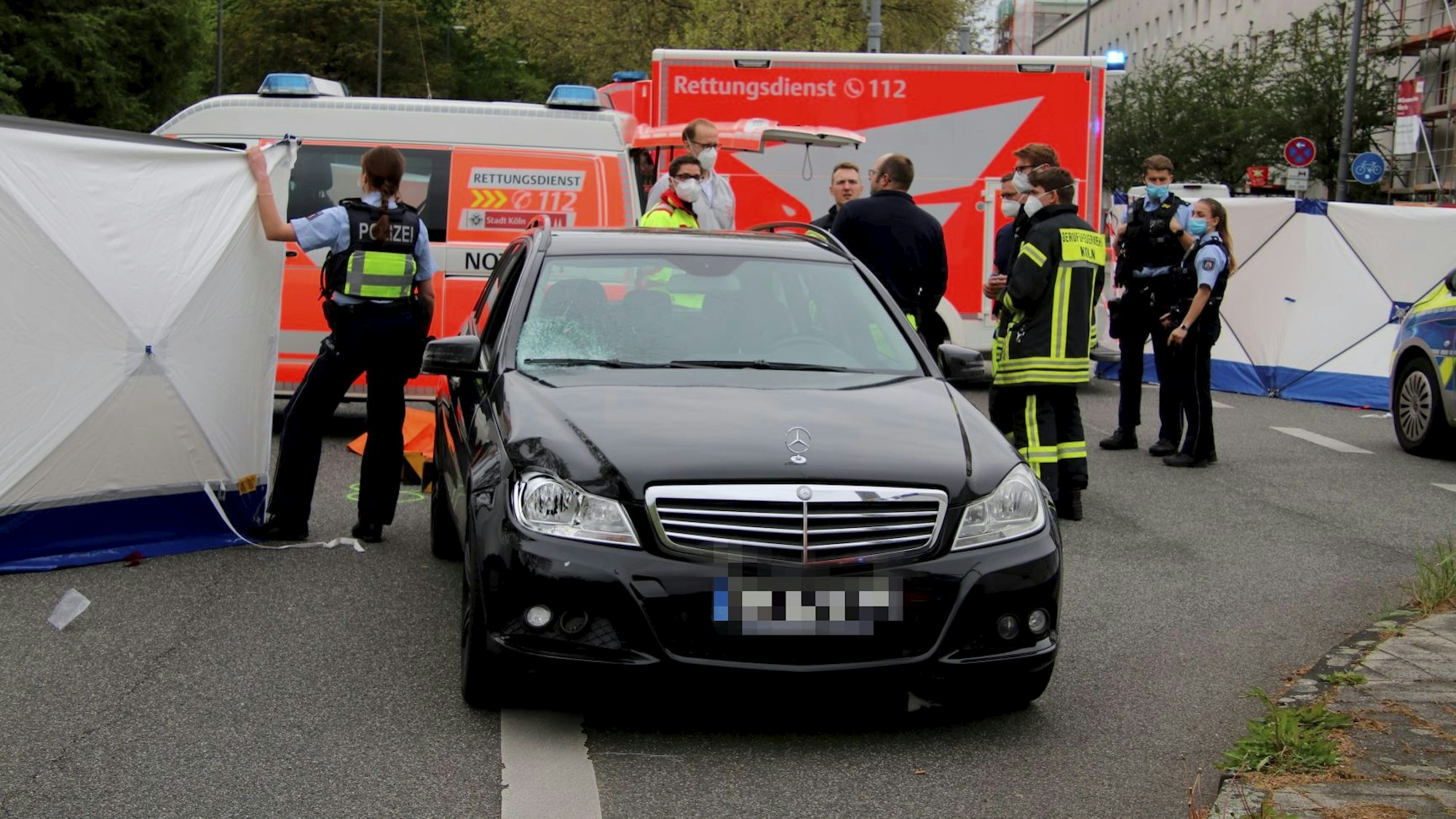 Mit diesem Mercedes hatte der Angeklagte die Joggerin in Köln-Riehl erfasst.