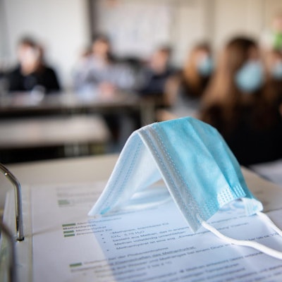 Maske Schule Symbolbild