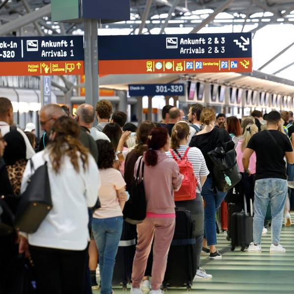Warteschlange Flughafen KölnBonn