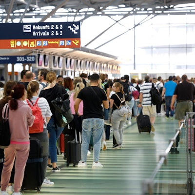Warteschlange Flughafen KölnBonn