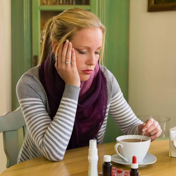 Erkältung_Frau am Tisch_imago