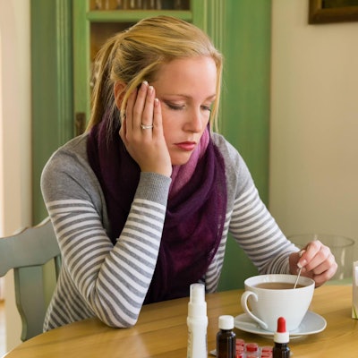 Erkältung_Frau am Tisch_imago