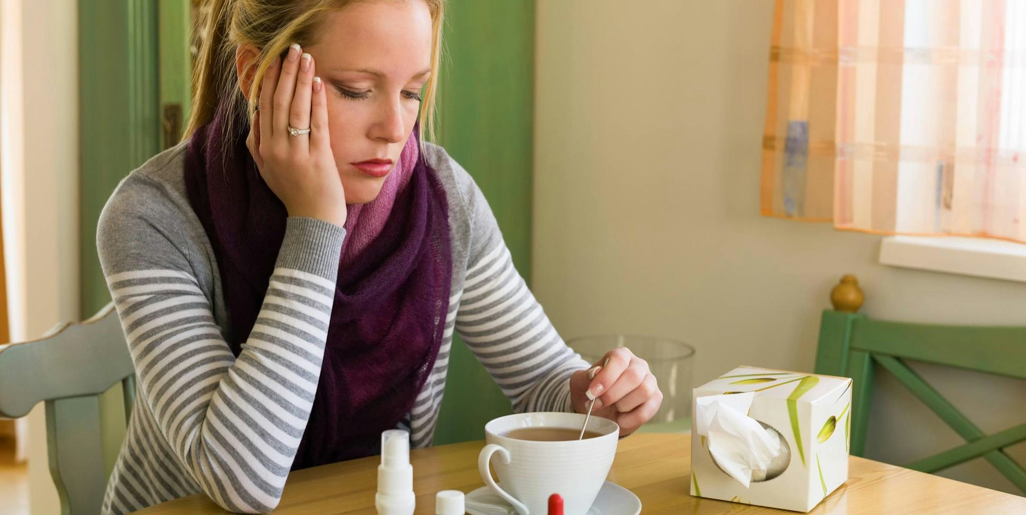 Erkältung_Frau am Tisch_imago