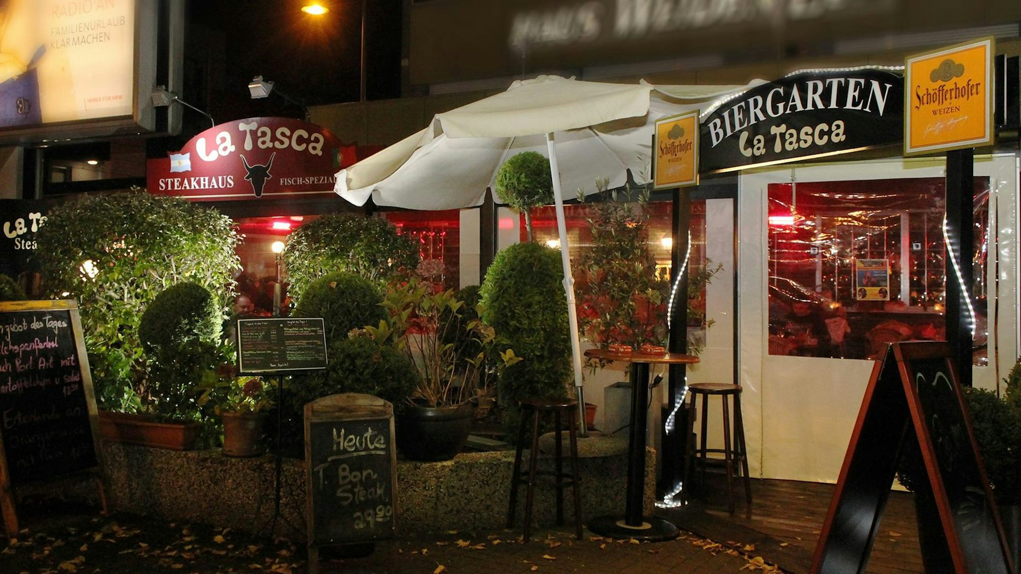 Der Außenbereich des„ LA Tasca“ ein portugiesisches Restaurant, am Abend.