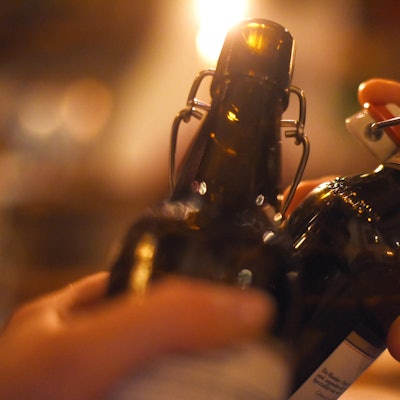 Das Symbolfoto zeigt zwei Bierflaschen mit Bügelverschluss, mit denen angestoßen wird.