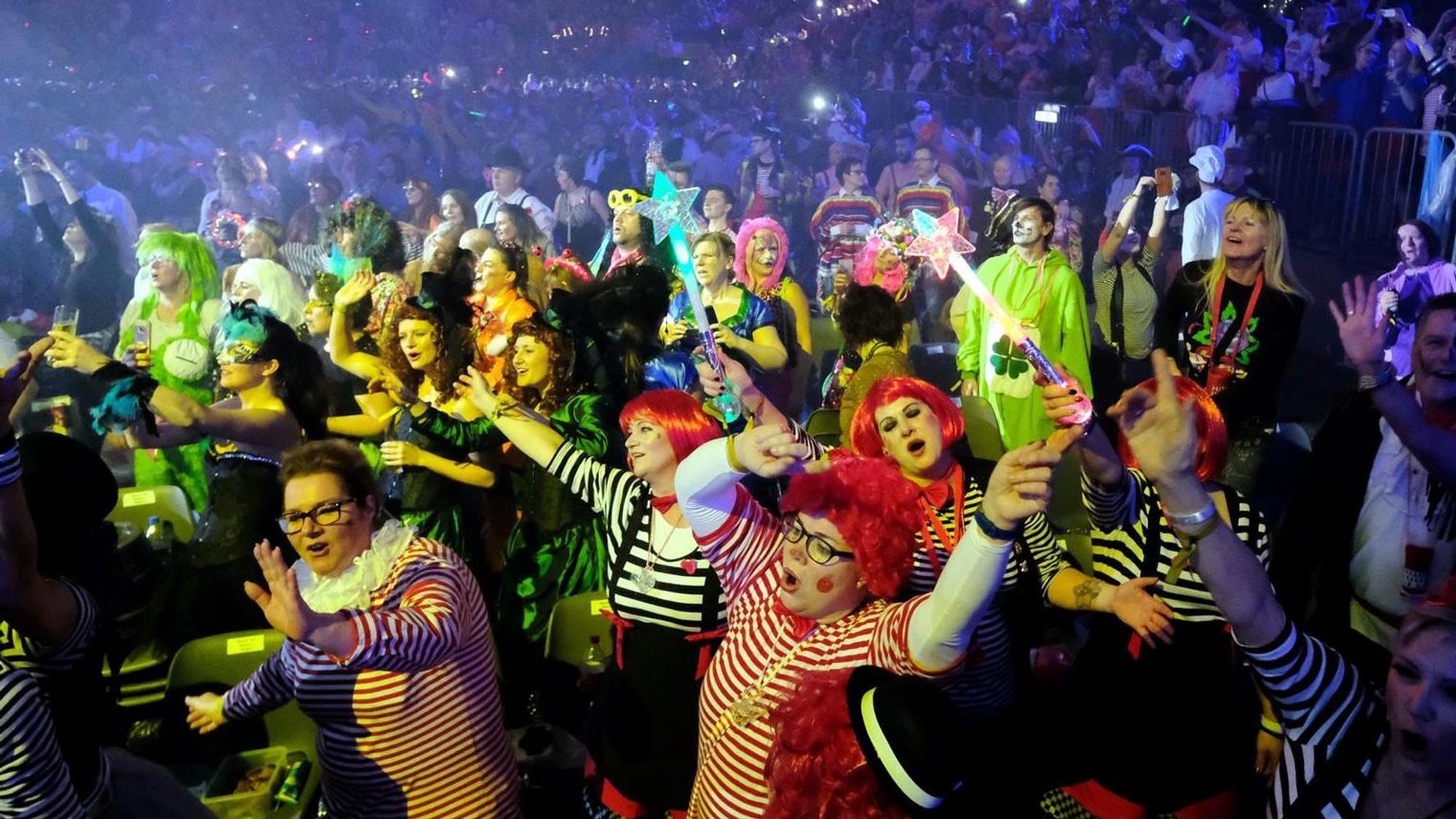 Kostümierte feiern im Innenraum der Arena.