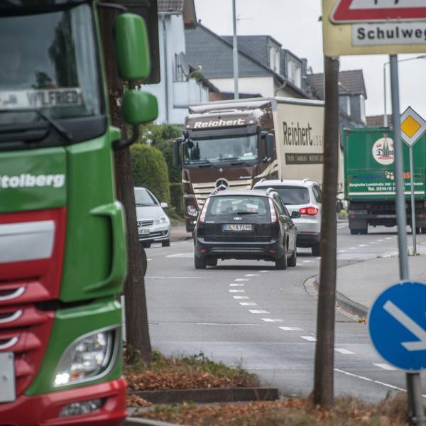 leverkusen-Lkw-durchgangs-verkehr-b51-alf_8404