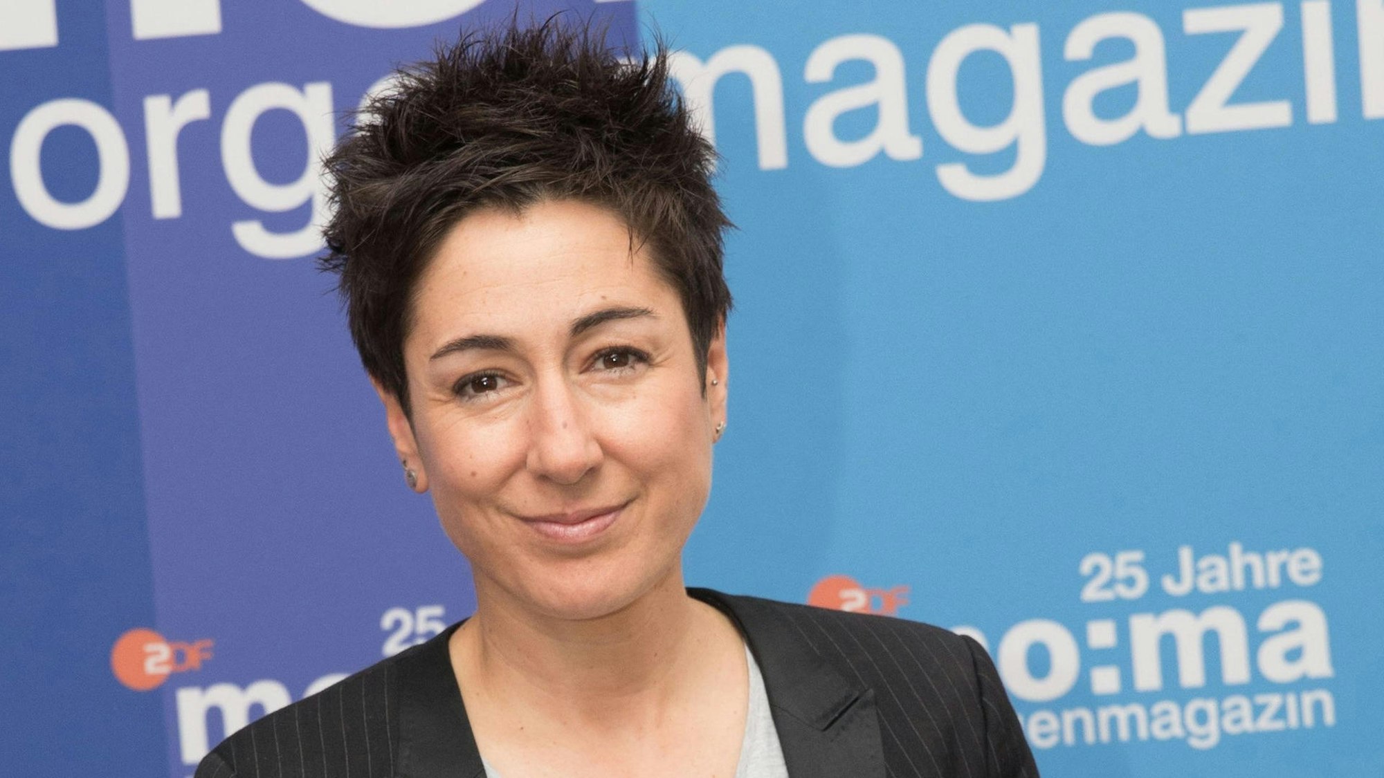 Dunja Hayali in der ZDF-Kulisse.