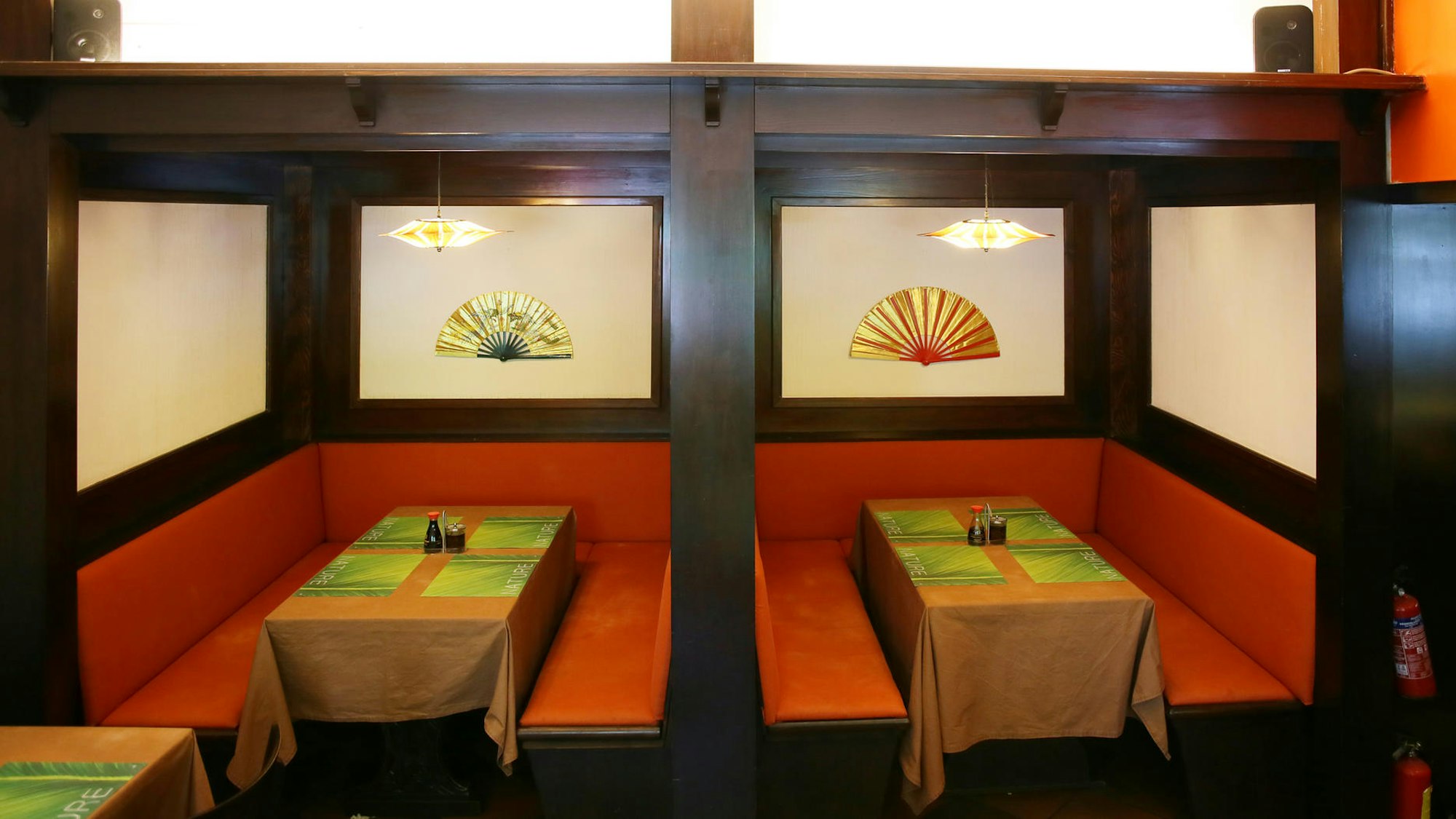 Tische mit Sitzbänken in einem Restaurant