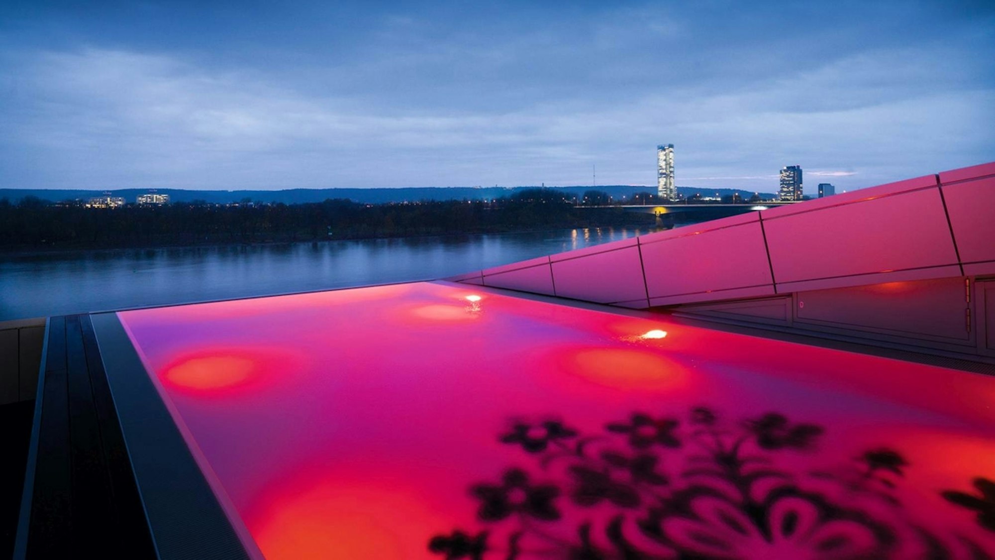 Der pink beleuchtete Infinity Pool im Kameha Spa.