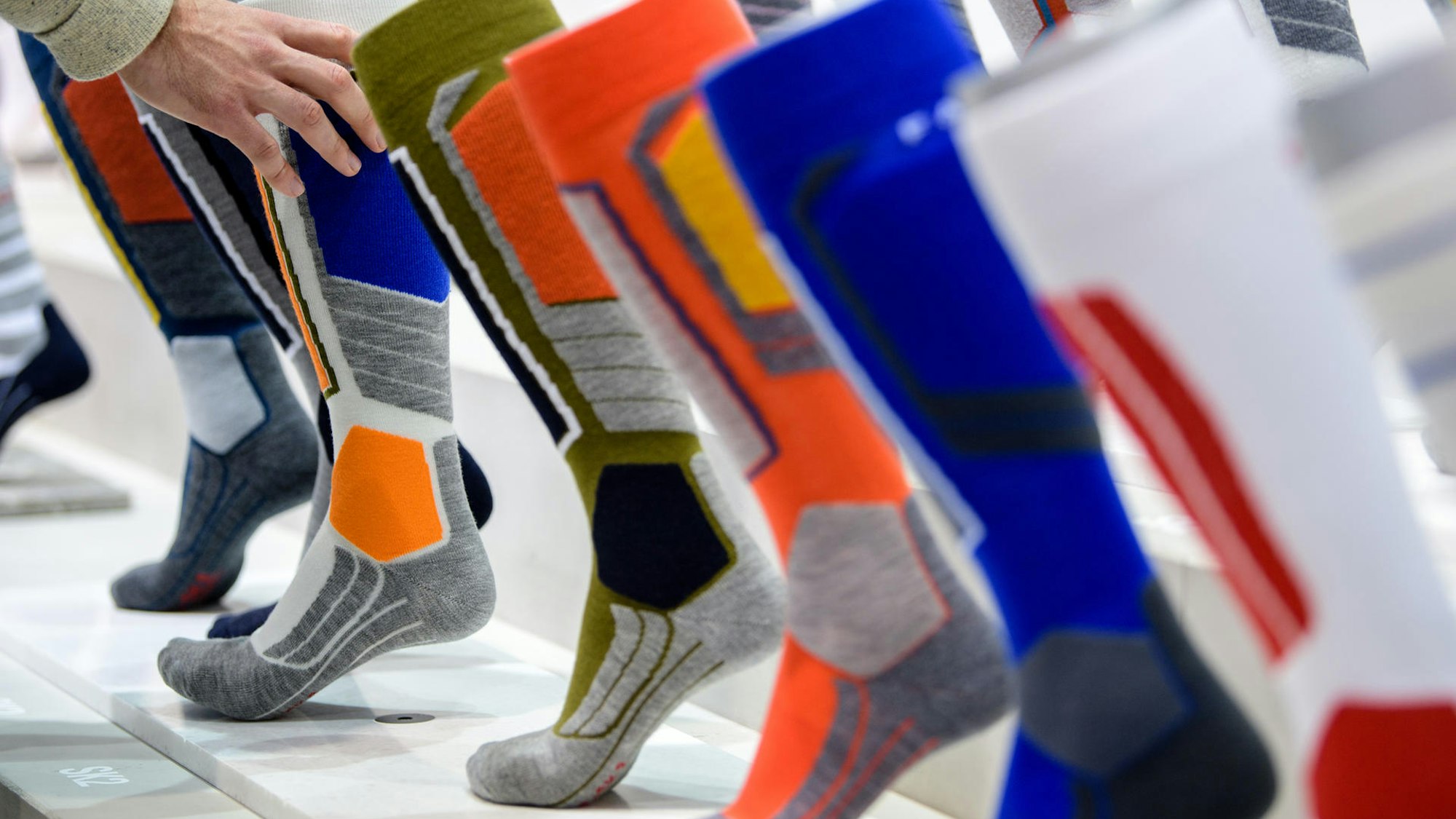 verschiedene Socken auf Fuß-Modellen