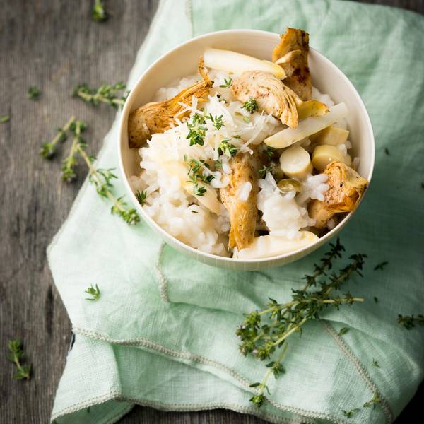 Spargelrisotto mit Artischocken und Kapern, angerichtet in einer Schüssel