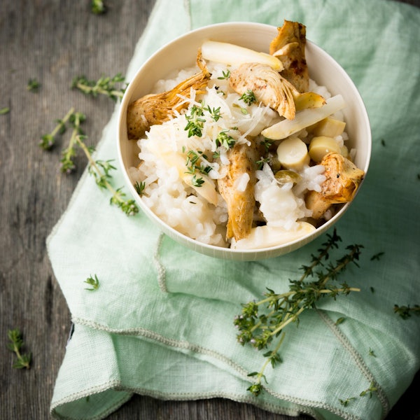 Spargelrisotto mit Artischocken und Kapern, angerichtet in einer Schüssel