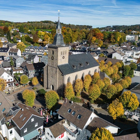 Lindlar_Ortskern_Kirche_2022