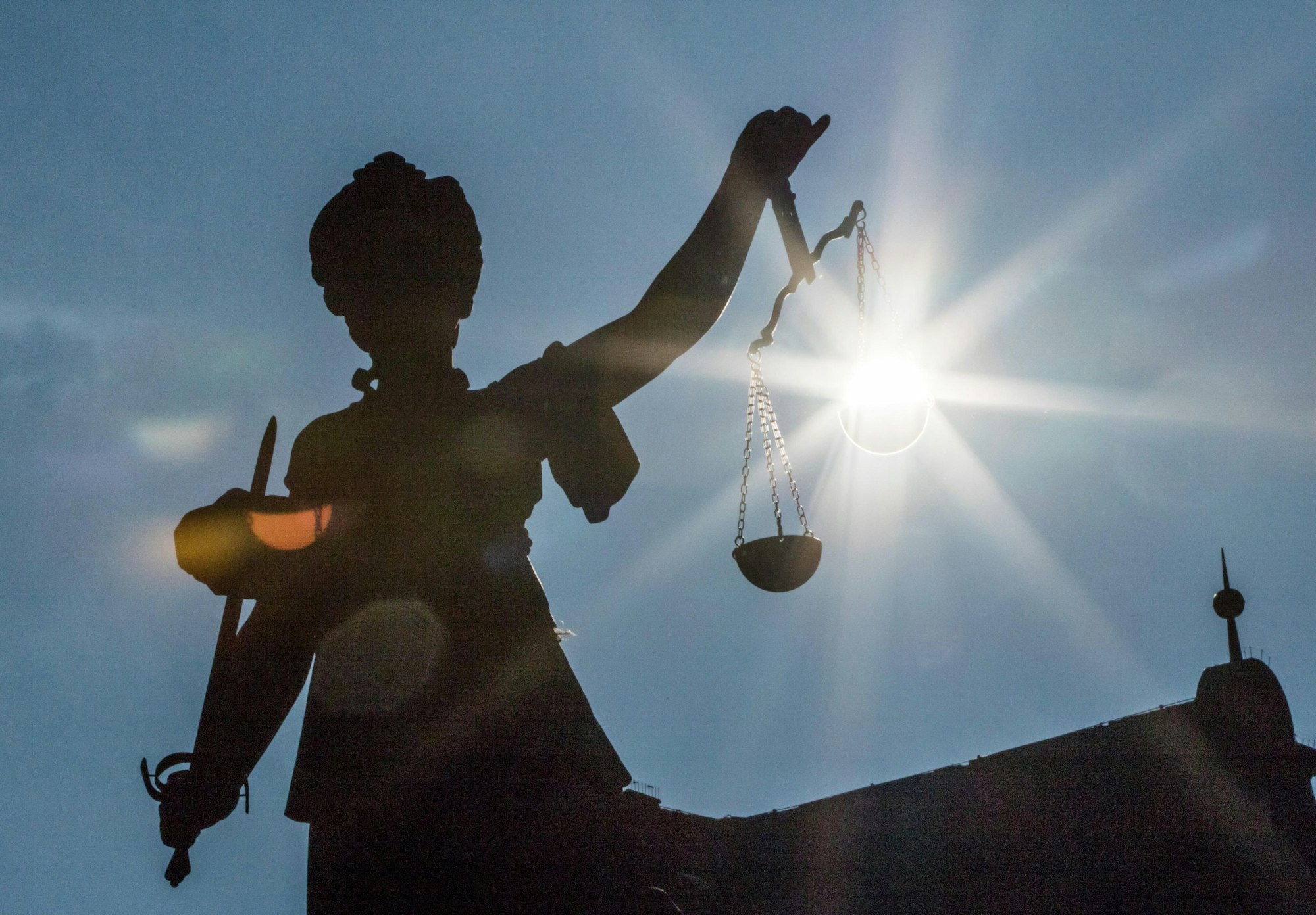 Justitia vor blauem Himmel