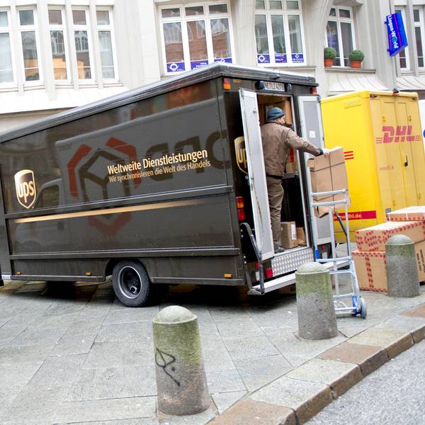 Paketzusteller_55858813