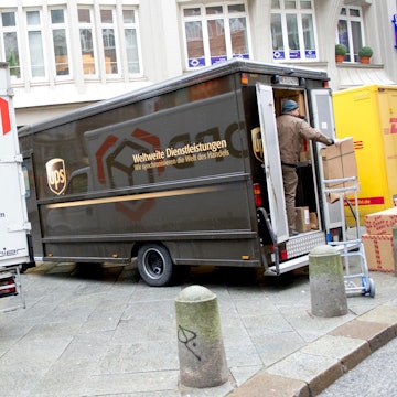 Paketzusteller_55858813