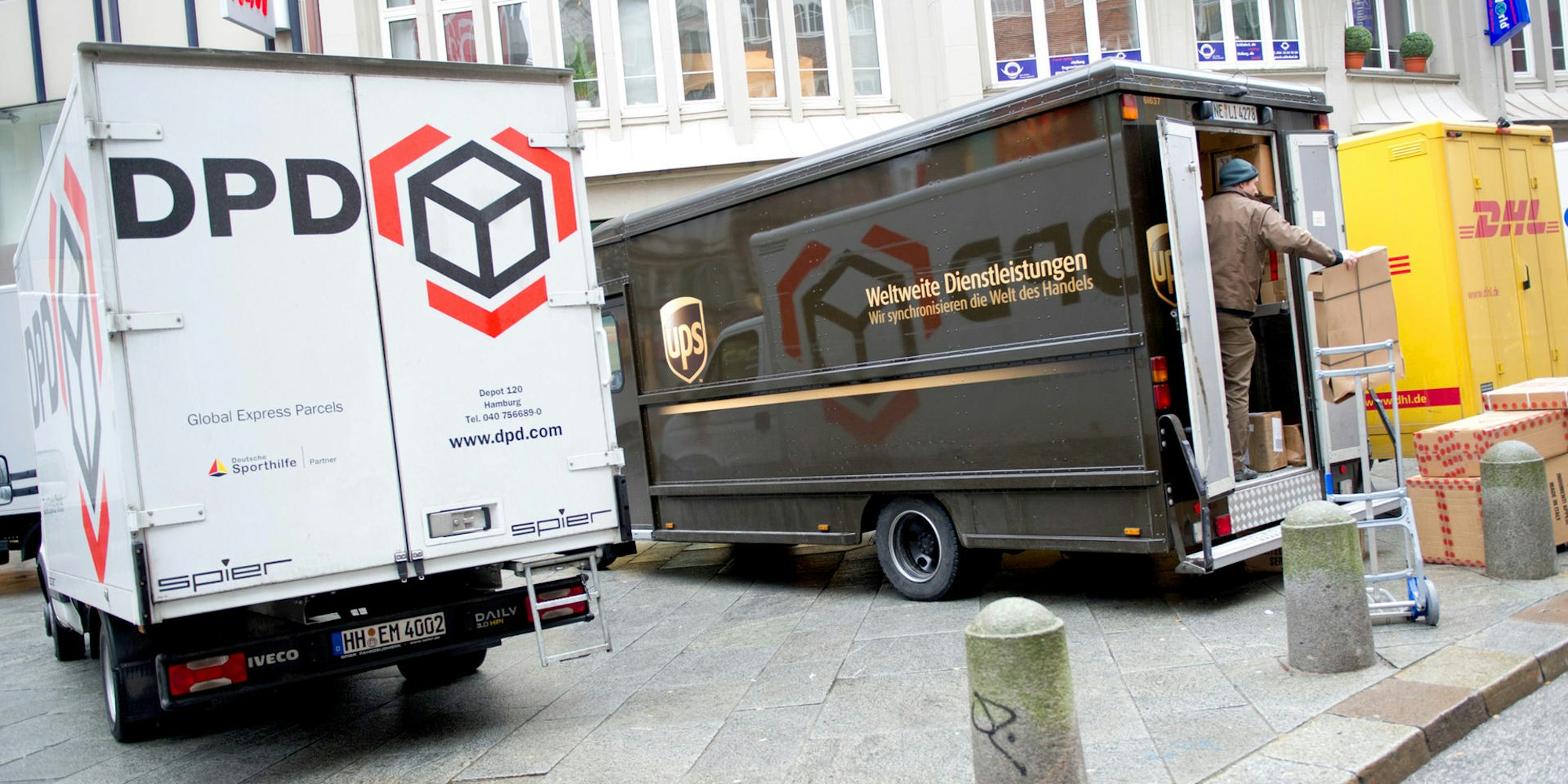 Paketzusteller_55858813