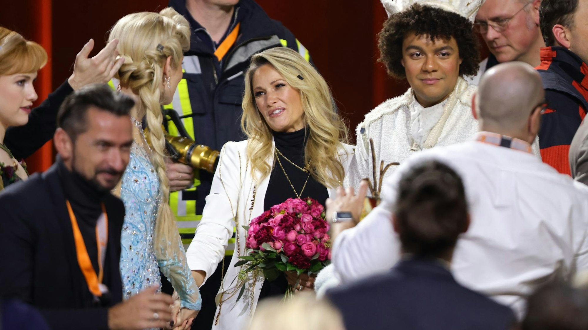 Helene Fischer schüttelt die Hände anderer Künstler.