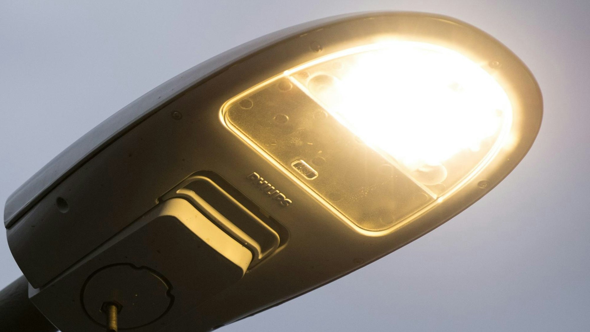 Eingeschaltete LED-Straßenlampe