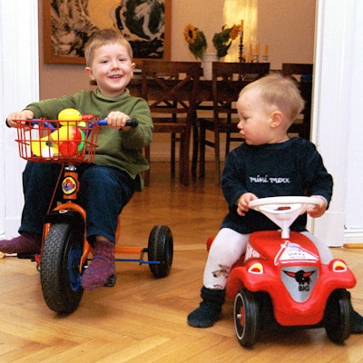 Kinder laut Wohnung Bobbycar imago