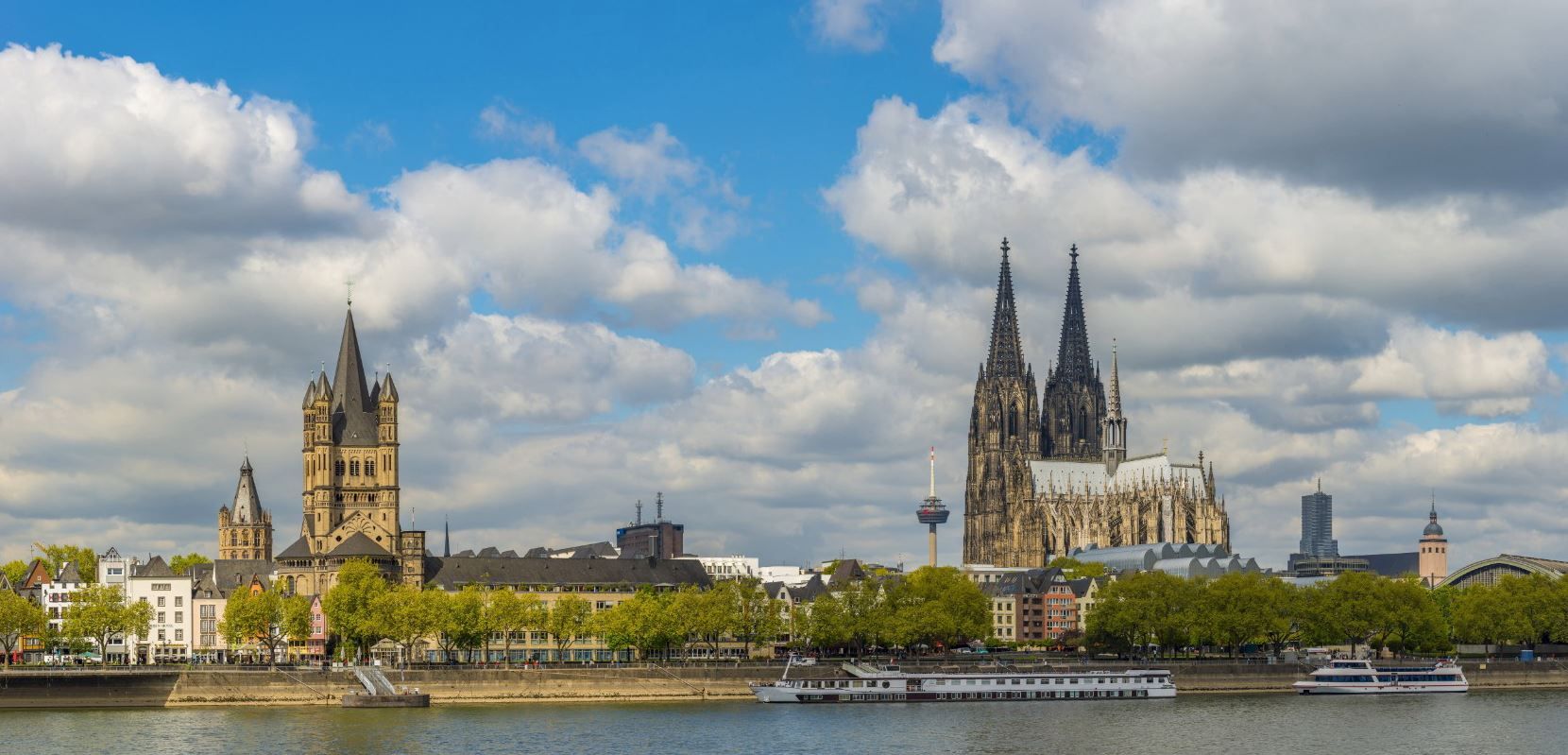 Blick auf die Kölner Altstadt vom anderen Rheinufer.