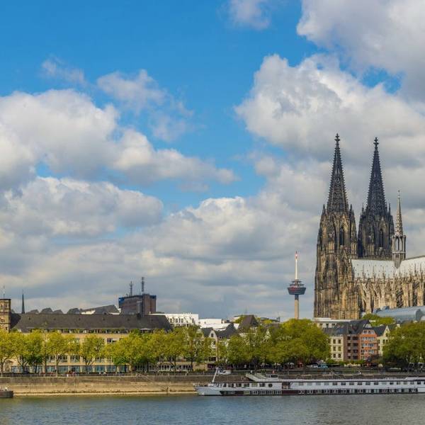Blick auf die Kölner Altstadt vom anderen Rheinufer.