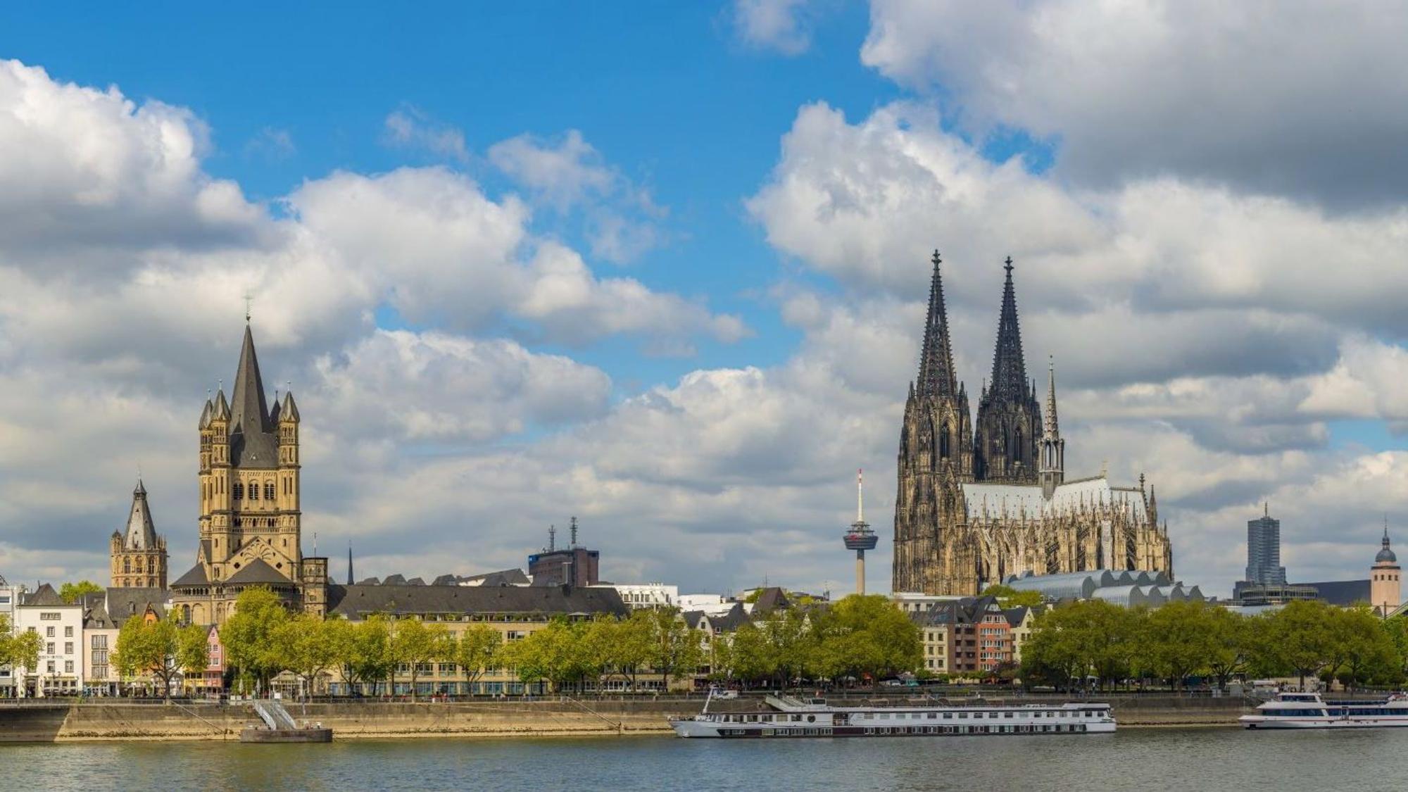 Blick auf die Kölner Altstadt vom anderen Rheinufer.