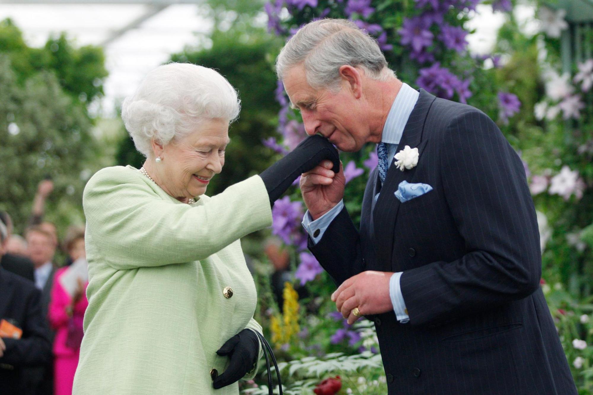 Elizabeth II und Charles 2018 (1)