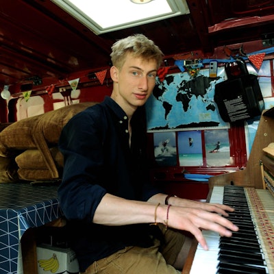 04061KlavieraufReisen12