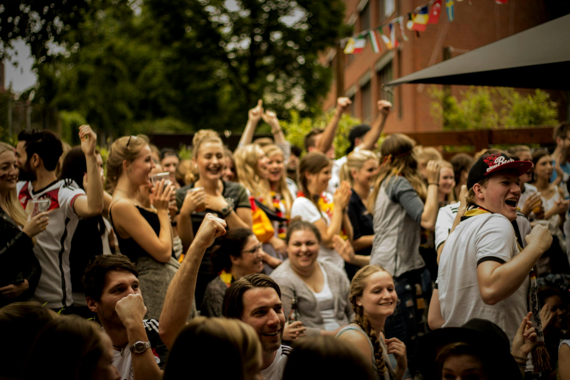 club bahnhof ehrenfeld public viewing foto daniel Koch