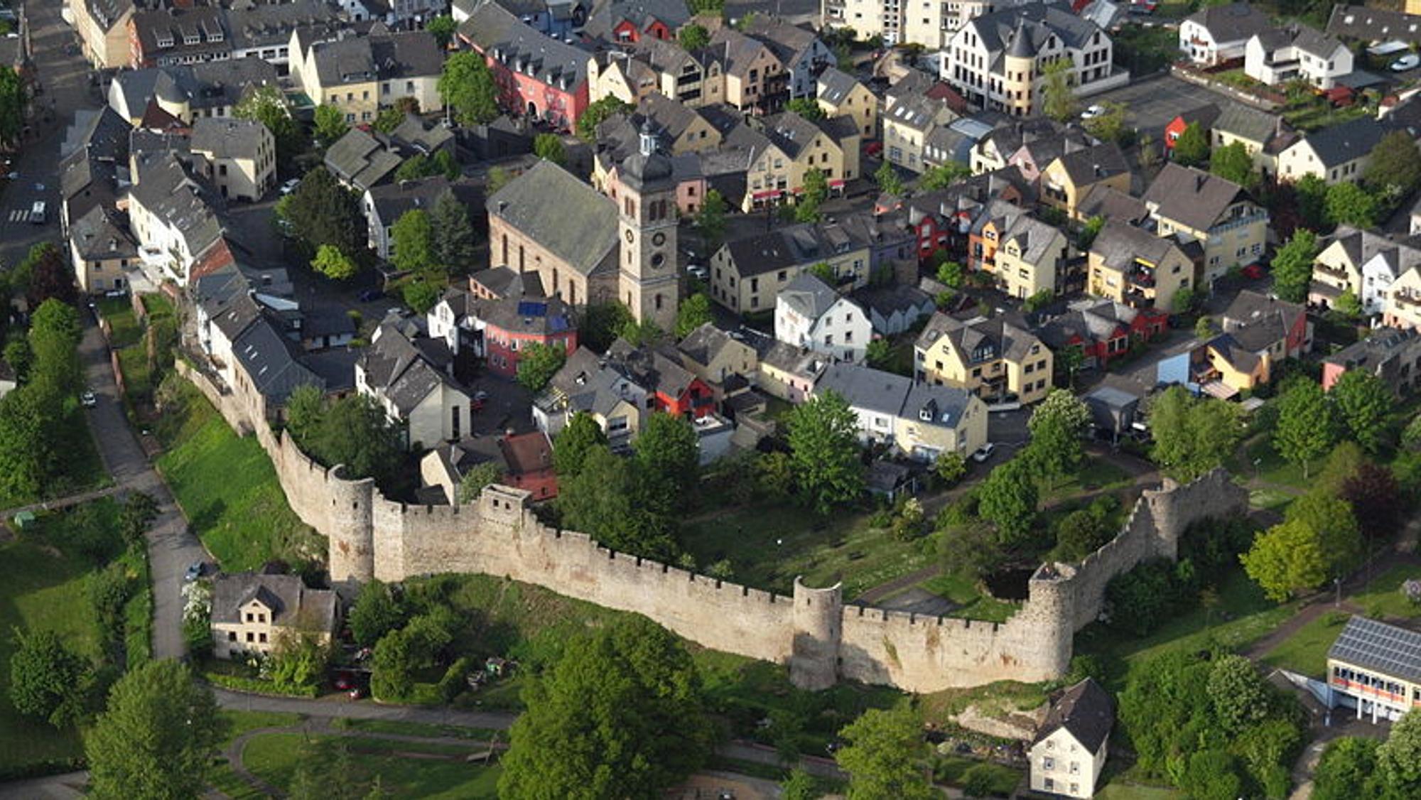 Häuser mit Stadtmauer