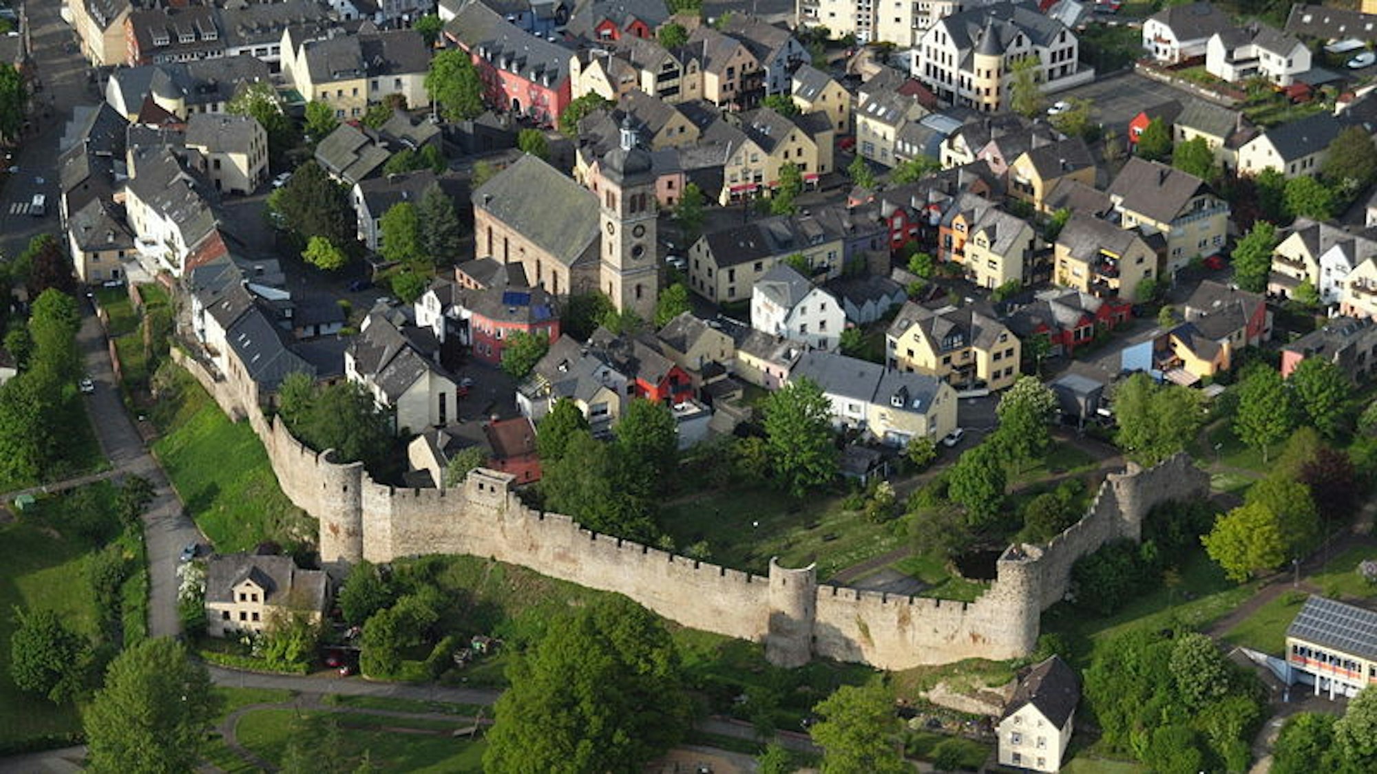 Häuser mit Stadtmauer