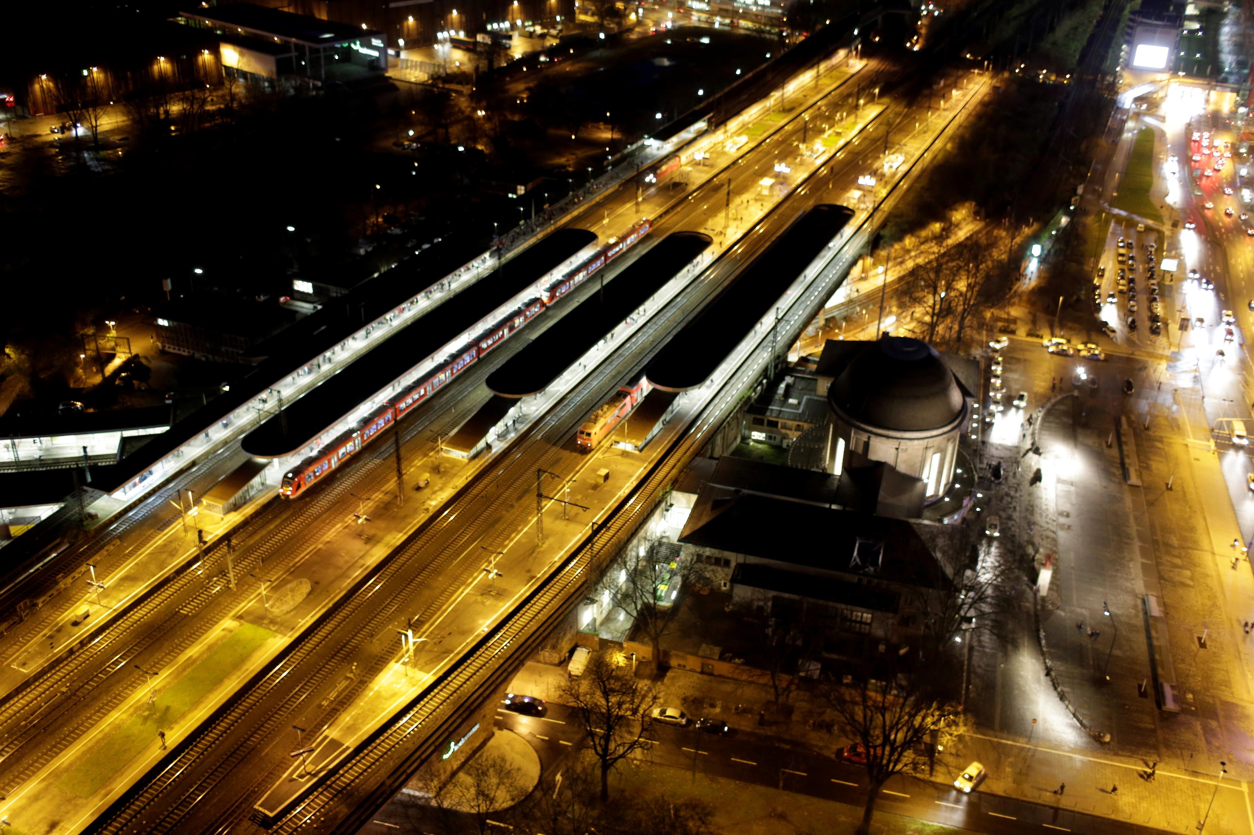 deutzer_bahnhof_bei_nacht