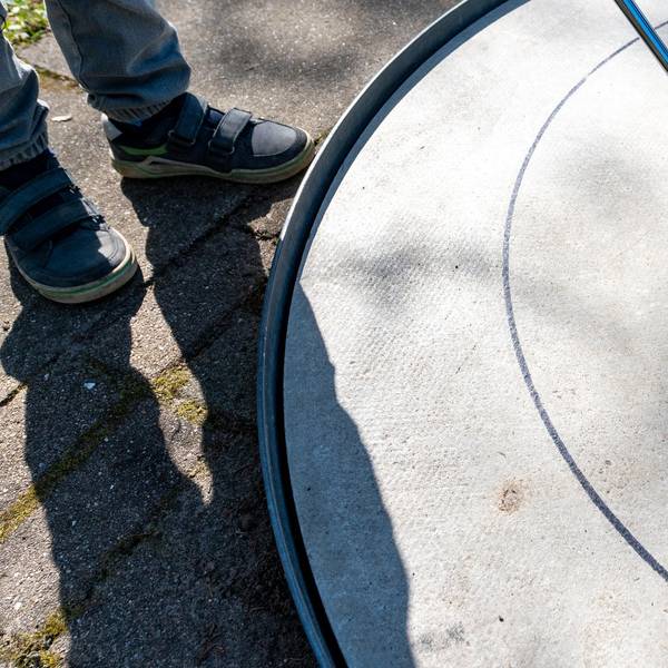 kind auf minigolfplatz